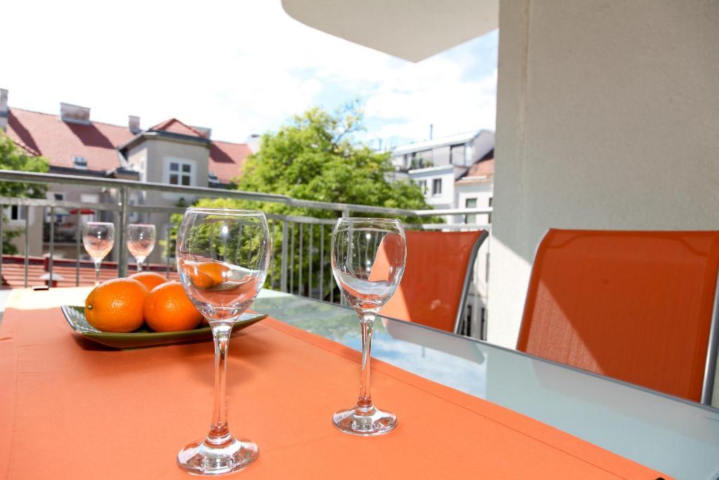 3 Rooms Sunny Apartments-Schoenbrunn, 100M2 With Balcony Vienna Room photo